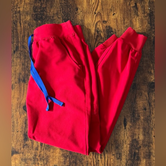 Figs WINNING RED Scrub Set - Picture 3 of 3